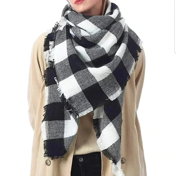 Checker White / Black Blanket Scarf - Picture 3 of 4